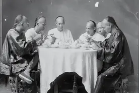 清末老照片：小妾坐一溜，宫女站一排，穷苦人家挤院子里吃一道菜视频封面