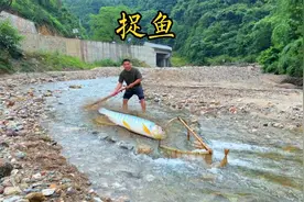 发现捉鱼新方法，原来用扫把也可以抓鱼，效果还不错