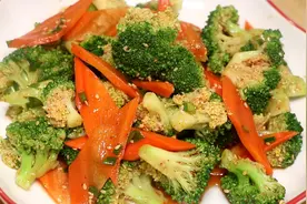 西兰花别总炒着吃，试试这个凉拌做法，清脆爽口，开胃解腻，真香视频封面