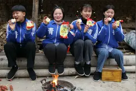 欢欢的童年：小伙伴拿榴莲饼给姐妹俩吃，闻着臭但是吃起来很香哦视频封面