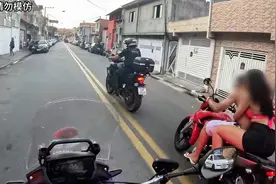 巴西小伙骑着摩托带着妹子被骑警追视频封面
