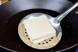 把馄饨皮放入滚烫油锅中，出锅瞬间变美食，比红烧肉受欢迎，真香