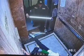 一邪恶男在电梯内对女子家暴被保安暴揍跪地求饶，网友评价亮了视频封面