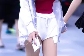 背影杀 街拍 美女 紧身牛仔裤 大长腿 这谁顶得住啊视频封面