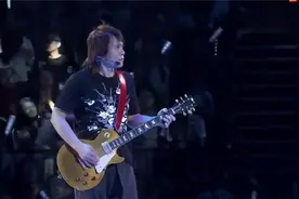 歌曲《再度重相逢》 原唱：伍佰，在亚运会上演唱真应景视频封面