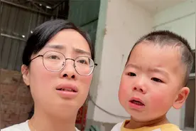 2岁的二宝受委屈了，哥哥不让二宝摸玩具，静静先把小忆责怪一顿视频封面