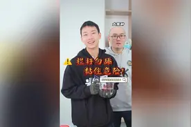 好奇北方冬天铁栏杆甜不甜？欧K舔上去瞬间后悔！大家千万别尝试视频封面