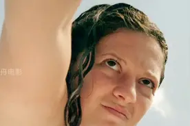 女人到野外游玩，竟遭到食人鱼撕咬，同伴去帮助，却也险些丧命视频封面