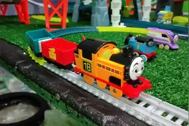 小男孩喜欢的各种造型的托马斯小火车玩具火车头在环形轨道上滑行视频封面