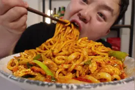 手工炒拉条配上大蒜，每根面条吸饱汤汁，吃起来也太过瘾了