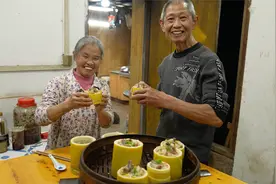 农村老爸自制腊肉笋筒饭，2斤大米9个笋筒一锅蒸，这也太好吃了吧视频封面