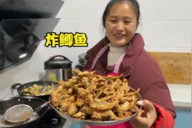 6元买了2斤小鲫鱼，媳妇裹一点面粉炸一托盘，焦香酥脆连刺都吃了