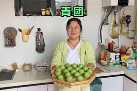 野外采摘来新鲜艾叶，回家做一锅青团，软糯香甜味道太美了视频封面