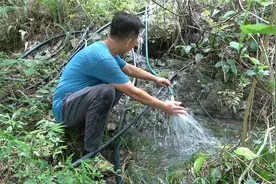 村民利用一条水管往山里接，不费油电就能喝到一级山泉水，太牛了