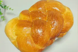 不用揉面！用普通面粉就能做出柔软的牛奶面包，做法简单一学就会