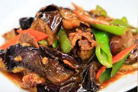 烧茄子的家常做法，调配料汁是关键，咸鲜入味超下饭