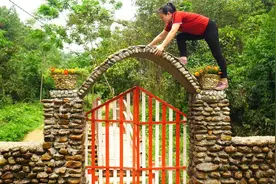 貌美村花贤惠能干，独自用鹅卵石打造超酷大门，设计的真好看