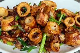 镬气十足的沙姜爆炒鱿鱼，出锅香气扑鼻鲜嫩爽口，下酒又下饭