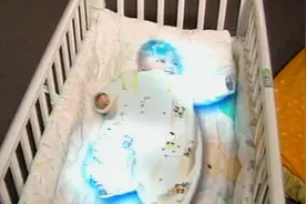 满月的婴儿被月光照了一下，竟一夜长成了大人，而且学习能力超强