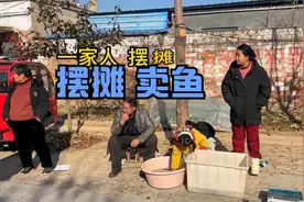 夏天逮的鱼，存到冬天去卖，夫妻俩赶集摆摊卖鱼，看能卖多少钱？视频封面
