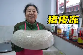 老妈做的猪皮冻配辣椒油，简直太爽口了，谁看了不馋呢？