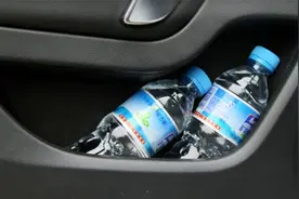 为啥车内不能放矿泉水？交警给出忠告，真出事就晚了视频封面