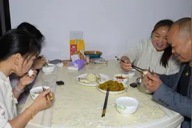 巧巧坐月子最想吃啥，那必须是一碗香喷喷的泡面，想想都流口水视频封面
