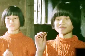 双胞胎姐妹为了照顾妈妈竟轮流上学捡破烂岂料被老师发现视频封面