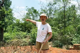 农村媳妇地里干活，发现天上坠落不明物体，急忙叫老公来看视频封面