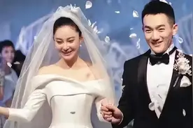 张馨予女儿疑似曝光，爸爸何捷亲自教女儿游泳，一家三口罕见同框视频封面