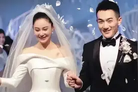 张馨予女儿疑似曝光，爸爸何捷亲自教女儿游泳，一家三口罕见同框视频封面