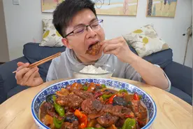 4个鸡腿做个黄焖鸡，肉质嫩滑酱香浓郁，汤汁拌米饭绝了