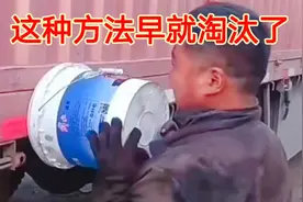开桶盖你别再硬翘了，这方法早就淘汰了，教你一招，10秒打开