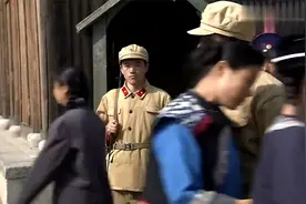 特务想偷偷带棉花进城，下秒被公安识破，把他们全抓起来视频封面