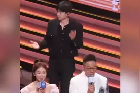 张杰再遇黑幕，主办方邀请却唱歌不给话筒，歌迷怒了！