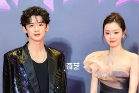 终于大方发糖！白敬亭活动扶宋轶上台，退场走散满场找女方好甜视频封面