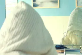 男孩刷牙时发现自己隐身，于是赶紧去女澡堂偷看人洗澡视频封面