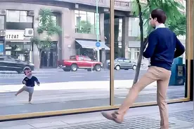 男人照个镜子，竟发现自己变成小孩，可人们非但不怕，还跳起了舞