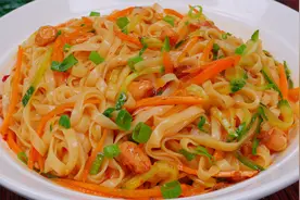 天气热没食欲，教你做一碗凉拌面，爽滑又劲道，越吃越过瘾