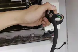 空调排水管堵塞漏水，够不到排水管，用这招轻松解决