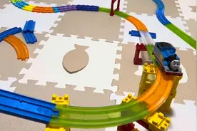 小男孩喜欢的托马斯小火车玩具车在环形轨道上滑行比赛的趣味游戏视频封面