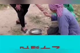 时髦女子，殴打捡破烂老大娘，被教训 #正能量专递 #老人 #关爱弱