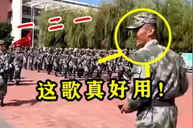 军训场上一秒乱成粥，下一秒《最炫民族风》一放，立马整齐划一？视频封面