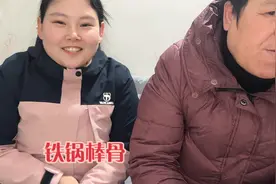 妞妞接公公来县城团圆 公公给每人准备礼物，婆婆执意不要还动手