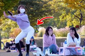街头美女放屁走红，路人纷纷围观，笑声震耳欲聋！视频封面