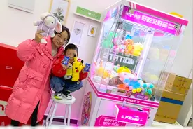 揭秘娃娃机最强抓力，抓力调到最大竟然还翻车，看来还是技术不行视频封面