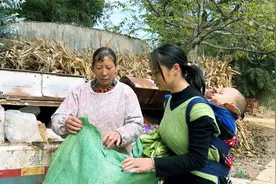 婆婆捡垃圾补贴家用，儿媳看到心疼婆婆，接下来的做法真暖心视频封面