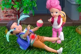 小男孩吃捡来的蛋糕，肚子疼在地上打滚视频封面