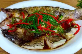 蒸鲈鱼时，先浇热油还是淋料汁，教你正确做法，又鲜又嫩不腥不柴