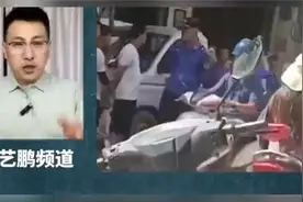 城管群殴摊贩，五六个打一个，锁喉拳击用脚踢，女C60789视频封面